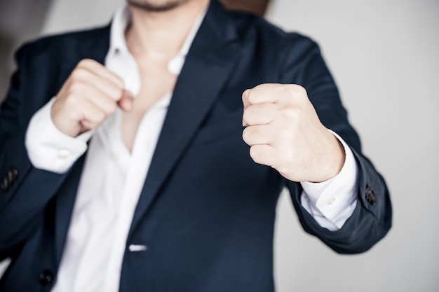 Foto negocio que lucha al éxito concepto. hombre de negocios con la lucha de pose.