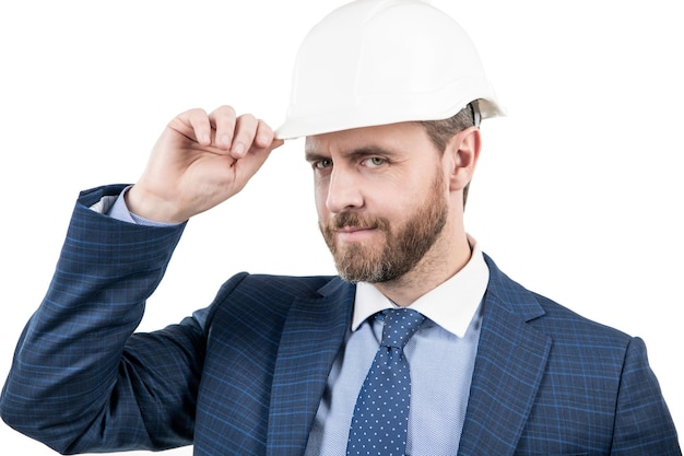 negocio de seguridad. hombre exitoso con gesto de saludo. empresario en casco protector. ingeniero arquitecto jefe. ingeniero profesional en casco. hombre de negocios confiado en traje aislado en blanco.