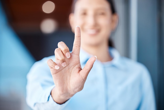 Foto negocio de tecnología y el dedo de una mujer en la pantalla táctil seguridad de contraseña de acceso a internet o presione para iniciar la innovación en software nueva tecnología erp y transformación digital en el futuro de ux