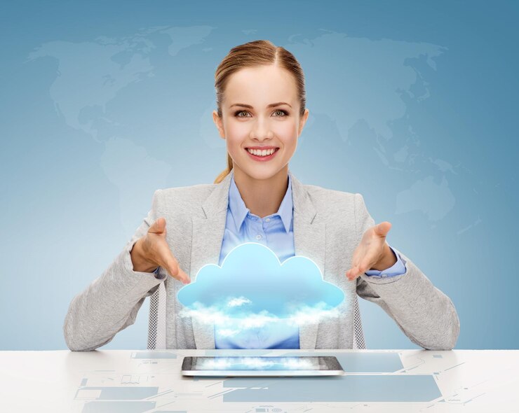 Foto negocio, tecnología, internet y concepto de oficina - mujer de negocios sonriente con tablet pc y proyección en la nube