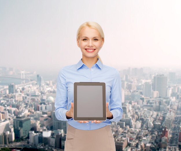 negocio, tecnología, internet y concepto de publicidad - mujer de negocios sonriente con pantalla de computadora de tablet pc negra en blanco