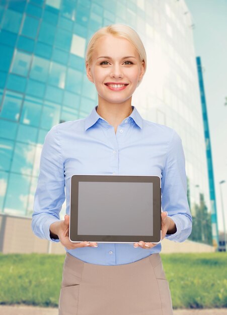 negocio, tecnología, internet y concepto de publicidad - mujer de negocios sonriente con pantalla de computadora de tablet pc negra en blanco