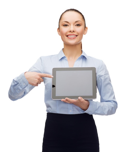 negocio, tecnología, internet y concepto de publicidad - mujer de negocios sonriente señalando con el dedo a la pantalla de la computadora de la tableta negra en blanco