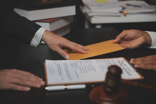 Foto negocios y abogados discutiendo documentos contractuales con escala de latón en el escritorio en la oficina asesoramiento de servicios legales de derecho imagen conceptual de justicia y derecho con efecto de grano de película