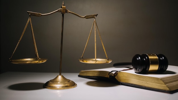 Negocios y abogados discutiendo documentos contractuales con escala de latón en el escritorio en la oficina Derecho servicios legales asesoramiento justicia y concepto de derecho