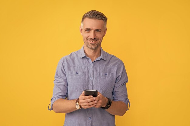 Negócios ágeis blogando tecnologia de comunicação moderna homem blogueiro usa smartphone CEO profissional trabalhando on-line digitando e enviando mensagens de texto sms e mensagens instantâneas empresário sorridente bate-papo on-line