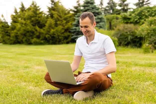 negocios al aire libre, hombre con laptop en el parque.