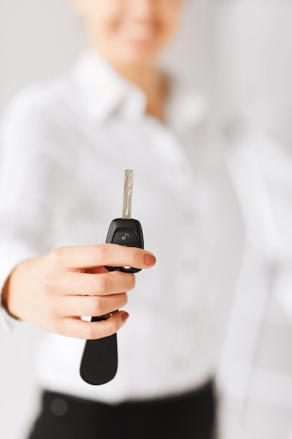 Foto negócios, bancos, veículos, locação, conceito automotivo - mão de uma mulher segurando a chave do carro