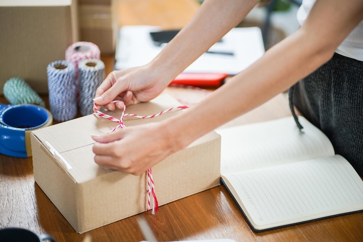Foto negocios desde casa mujer asiática preparando caja de entrega de paquetes envío para compras en línea