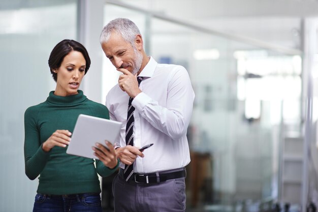 Negocios como de costumbre Toma de empresarios trabajando en la oficina
