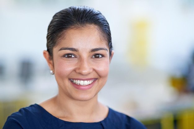 Negócios confiantes e retrato de mulher no escritório com consultor gerente de projeto e sorriso na agência criativa sobre nós rosto feliz e mulher de negócios com oportunidade confiança e orgulho na startup