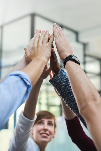 Negócios de escritório e mãos no ar para o sucesso ou solidariedade com força ligação e juntos para o projeto Pessoas diversidade e encorajamento para apoio ou sinergia e confiança da comunidade