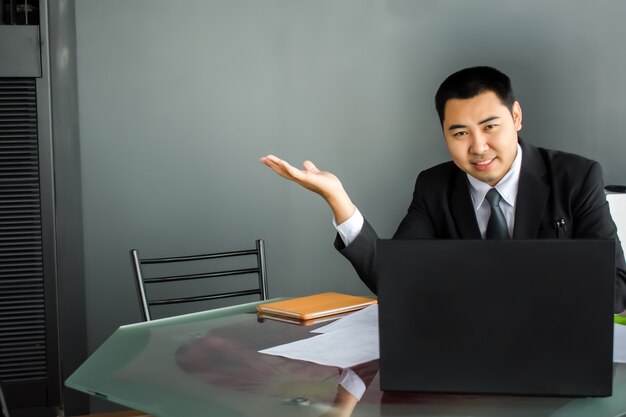 Negócios de homem asiático estão sorrindo