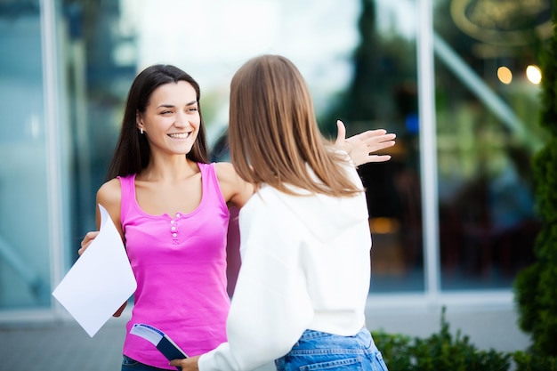 Negócios de mulheres com o pôster com mensagem de boas-vindas.