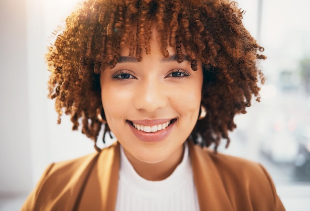 Negócios de retratos e mulheres negras com sucesso no sorriso e liderança e habilidades femininas confiantes Enfrente funcionárias e gerentes afro-americanas com felicidade, carreira corporativa e empreendedora