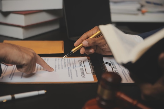 Foto negócios e advogados discutindo documentos de contrato com escala de latão na mesa no escritório aconselhamento de serviços jurídicos de direito imagem de conceito de justiça e direito com efeito de grão de filme