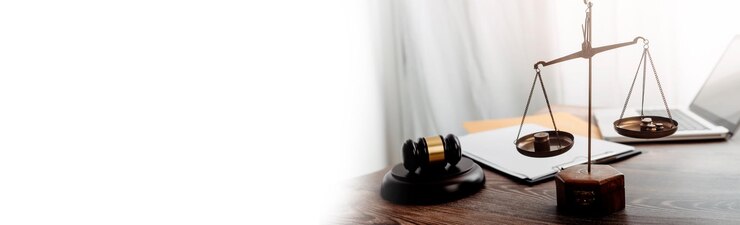 Foto negócios e advogados discutindo documentos de contrato com escala de latão na mesa no escritório aconselhamento de serviços jurídicos de direito imagem de conceito de justiça e direito com efeito de grão de filme