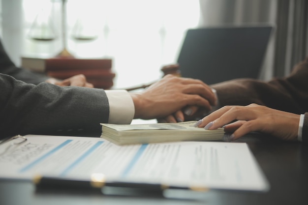 Negócios e advogados discutindo papéis de contrato com escala de latão na mesa no escritório Serviços jurídicos de Direito aconselhamento justiça e direito conceito de imagem com efeito de grão de filme
