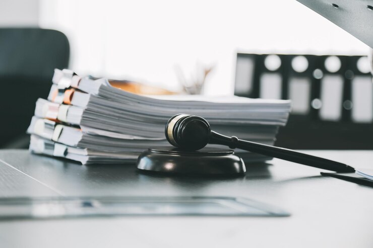 Foto negócios e advogados discutindo papéis de contrato com escala de latão na mesa no escritório serviços jurídicos de direito aconselhamento justiça e direito imagem conceitual com efeito de grão de filme