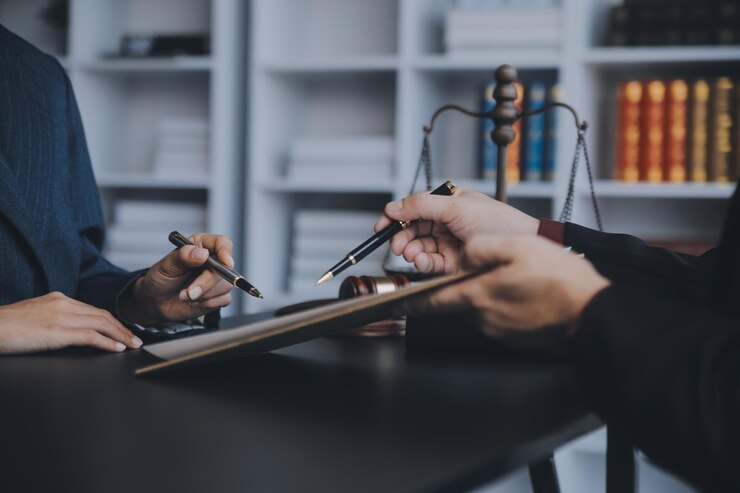 Foto negócios e advogados discutindo papéis de contrato com escala de latão na mesa no escritório serviços jurídicos de direito aconselhamento justiça e direito imagem conceitual com efeito de grão de filme