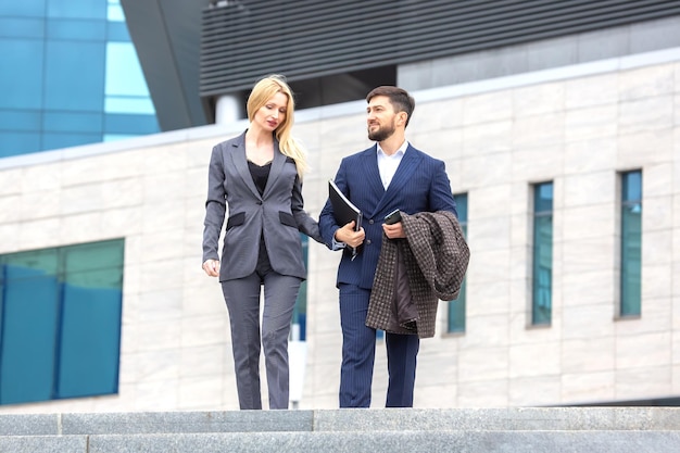 Negócios e confiança no trabalho Comunicação entre homens e mulheres de negócios