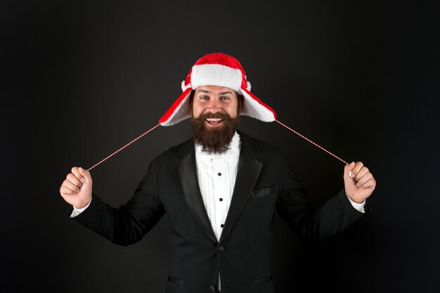 Negócios e corporativos. conceito de festa de natal. chapéu engraçado de inverno. papai noel de negócios deseja crescimento financeiro. estilo moderno de homem com barba em terno inteligente e chapéu de papai noel. empresário papai noel na jaqueta.