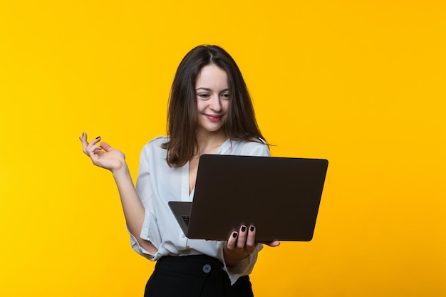 Negócios e finanças. mulher jovem e bonita com laptop