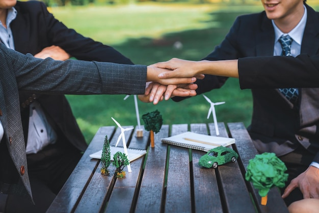 Foto negócios ecológicos juntam-se como um giro de trabalho em equipa e unidade