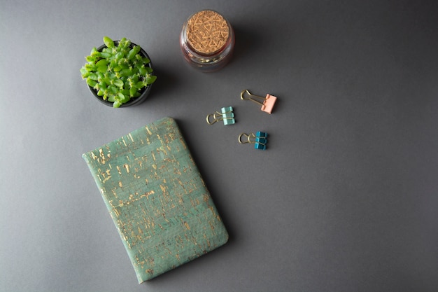 Negócios, educação, vida ainda. Tabela de mesa de escritório com notebook elegante.