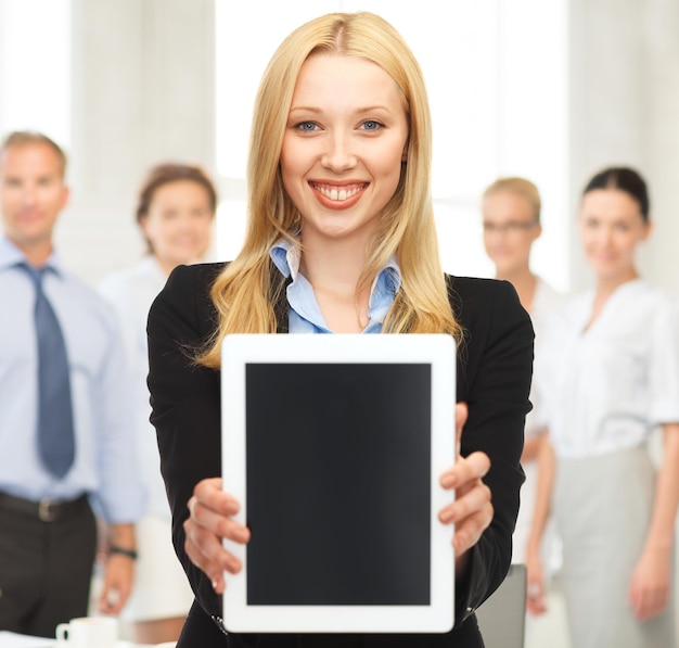 Negocios, educación e internet - mujer sonriente con tablet pc en la oficina