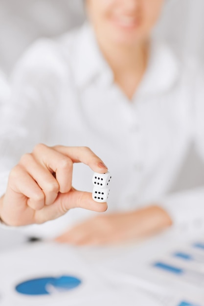 negócios, escritório, ganhar, conceito de jogo - mãos de mulher com dados de jogo mostrando duplo seis