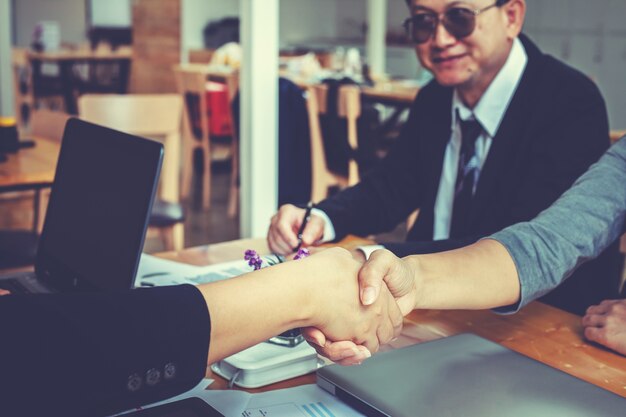 Foto negocios estrecharme la mano. ejecutivos de empresas para felicitar a la articulación.