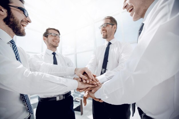 Negocios felices mostrando su unidadel concepto de trabajo en equipo