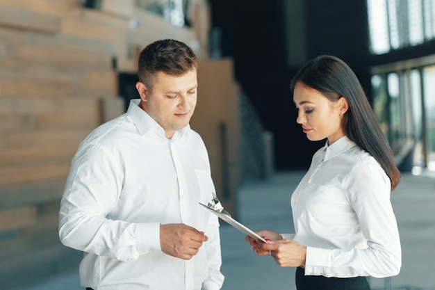 Negócios finanças equipe jovens atraentes membros