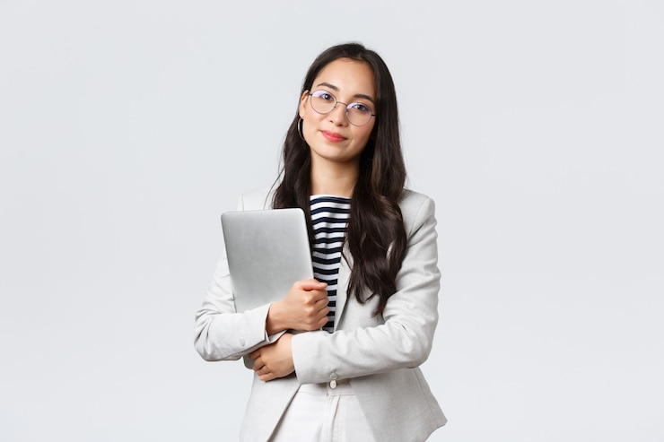 Foto negocios, finanzas y empleo, mujeres emprendedoras exitosas concepto. joven empresaria asiática, empleado de banco en vasos con laptop
