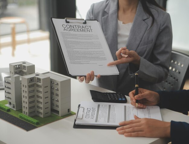 Negocios Firmar un contrato Comprar vender casa agente de seguros analizando sobre el concepto de préstamo de inversión en la casa Inmobiliario