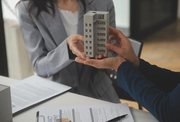 Foto negocios firmar un contrato comprar vender casa agente de seguros analizando sobre el concepto de préstamo de inversión en la casa inmobiliario