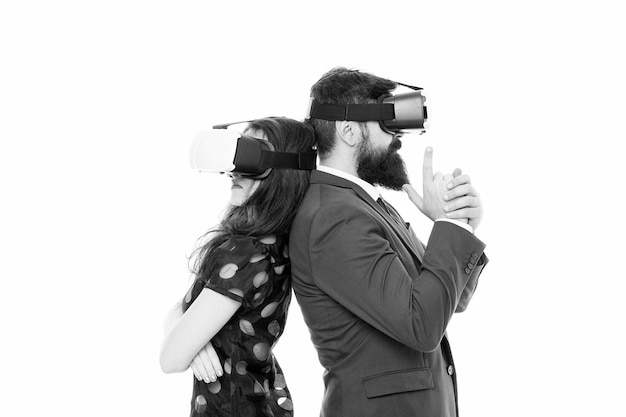 Los negocios implementan tecnología moderna Un par de colegas usan hmd exploran la realidad virtual Los socios comerciales interactúan en la realidad virtual Nueva oportunidad Software moderno para negocios Imagínese