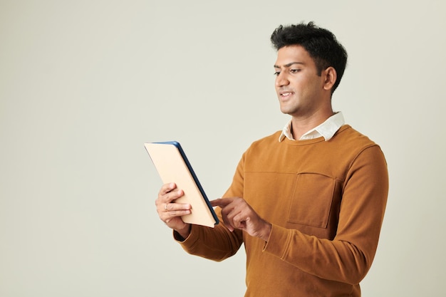 Foto negócios indianos um artigo de leitura