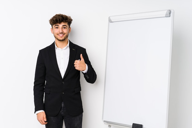 Negócios jovens treinando homem árabe sorrindo e levantando o polegar
