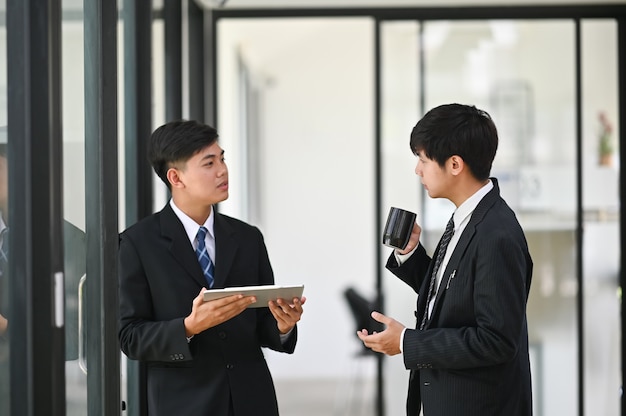 Negocios juntos hablando con el momento del café.