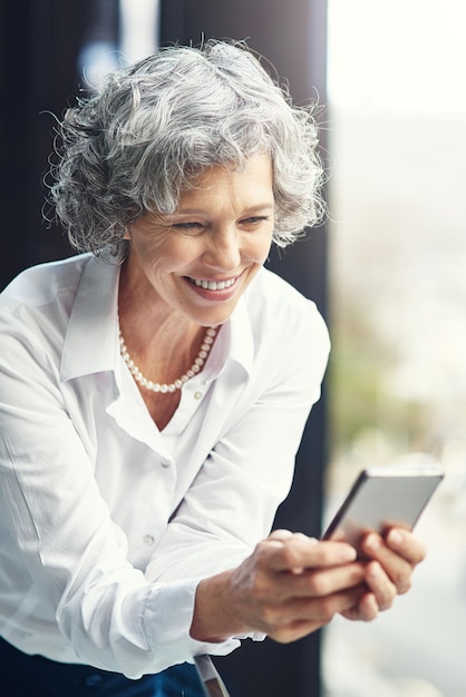 Negocios maduros y mujer y escribir en el teléfono inteligente búsqueda web y navegación por Internet o conexión móvil Tecnología de la comunicación y en línea reírse de meme en el descanso del trabajo feliz de la notificación