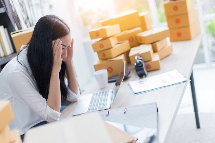 negocios de marketing en línea con la mujer de negocios asiáticos sienten problema y pérdida de ganancias perdidas