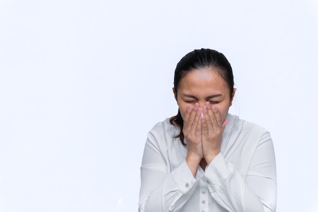 Negocios de mujeres asiáticas en la ciudad de tailandia Una niña con máscara médica de protección covid19 o coronavirus de una persona infectada Corona protegida Ayuda a proteger Para el mundo y las personas detienen la advertencia de virus