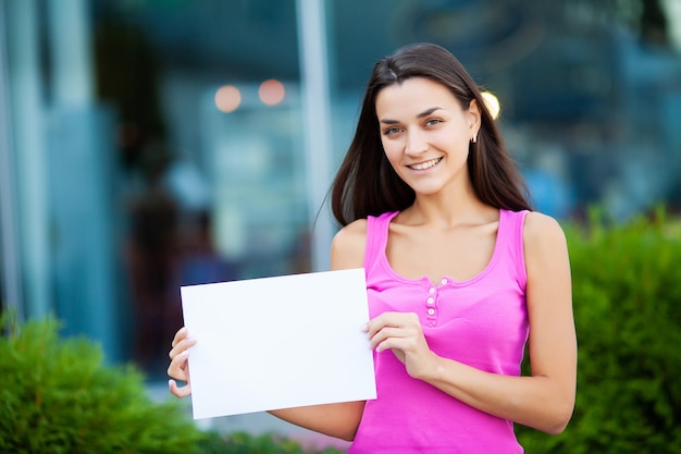 Negocios de mujeres con el cartel con mensaje de bienvenida