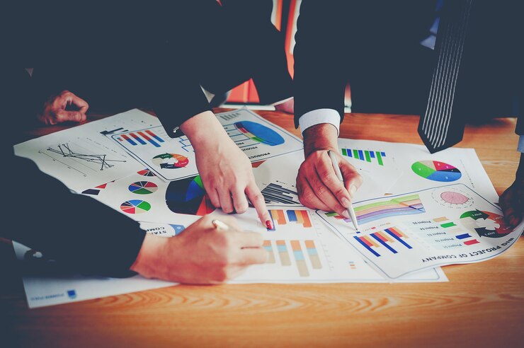 Negocios y negocios Trabajo en equipo financiero Trabajando en la reunión Y el negocio de negocios en línea.