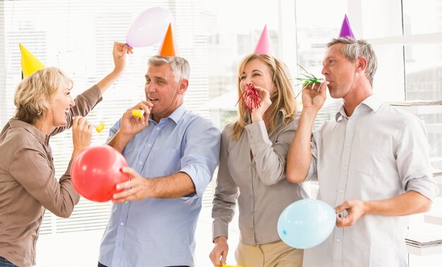 Negócios ocasionais comemorando aniversário