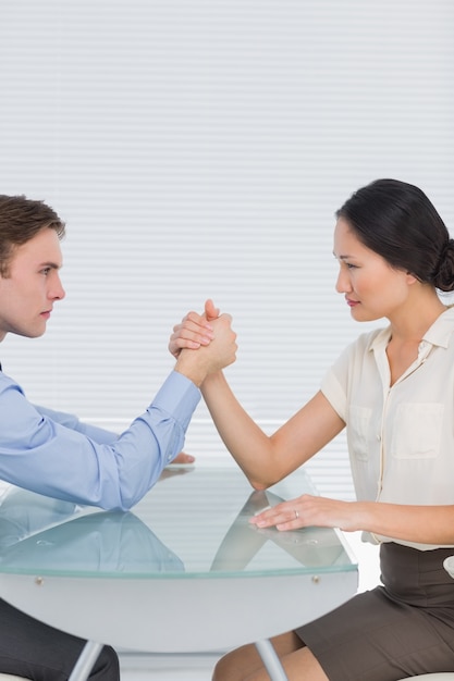 Foto negocios pareja pulseada en el escritorio