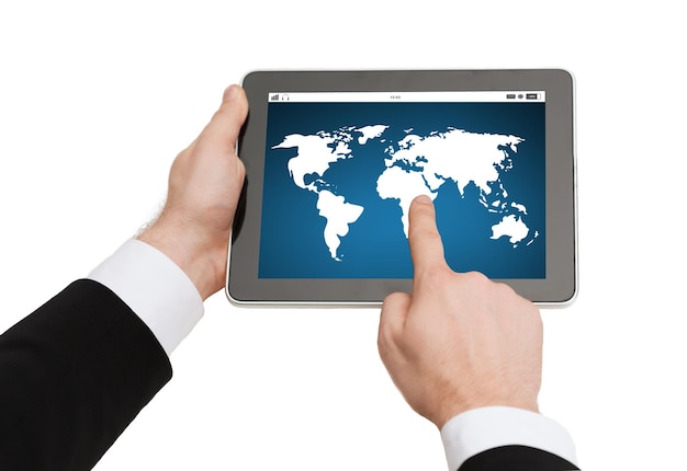 negocios, personas, comunicación global, red y concepto de tecnología: cierre de manos de hombre que sostienen una computadora de tablet pc con un mapa del mundo en la pantalla