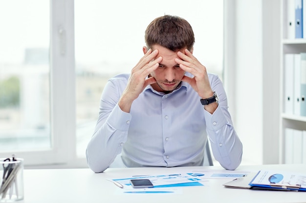 negocios, personas, estrés, fecha límite y concepto de tecnología: cierre de un hombre de negocios con un teléfono inteligente